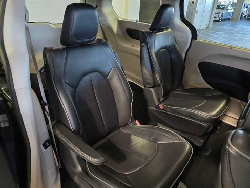 Used 2017 Chrysler Pacifica Platinum FWD image 31