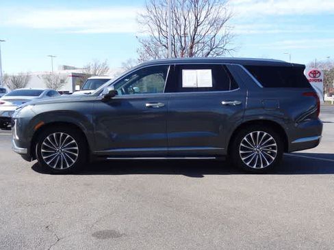 Used 2023 Hyundai Palisade Calligraphy image 2
