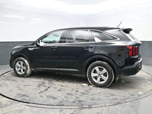 Used 2023 Kia Sorento LX image 4