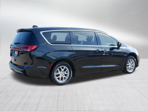 Used 2023 Chrysler Pacifica Touring-L image 7