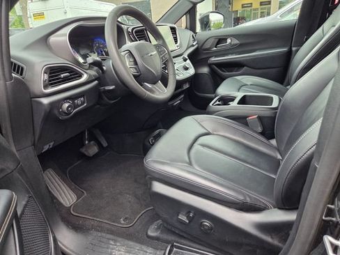 Used 2025 Chrysler Pacifica Select FWD image 6