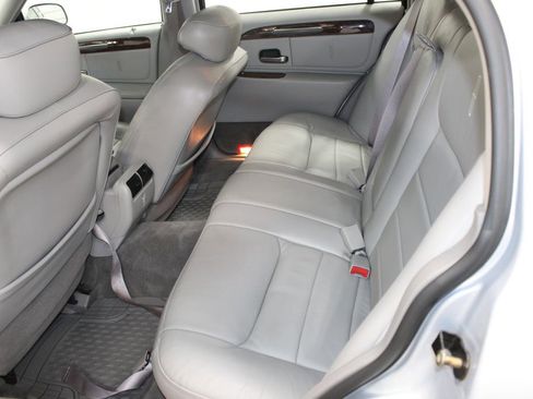 Used 2002 Lincoln Town Car Executive RWD image 24
