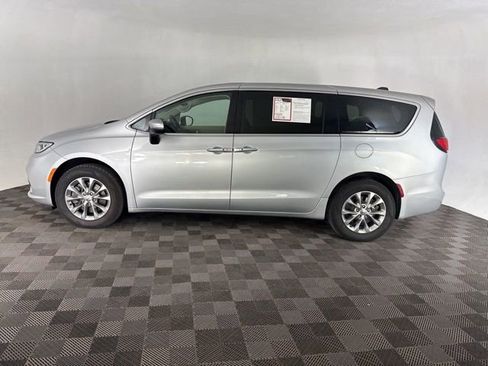Used 2023 Chrysler Pacifica Touring-L image 10