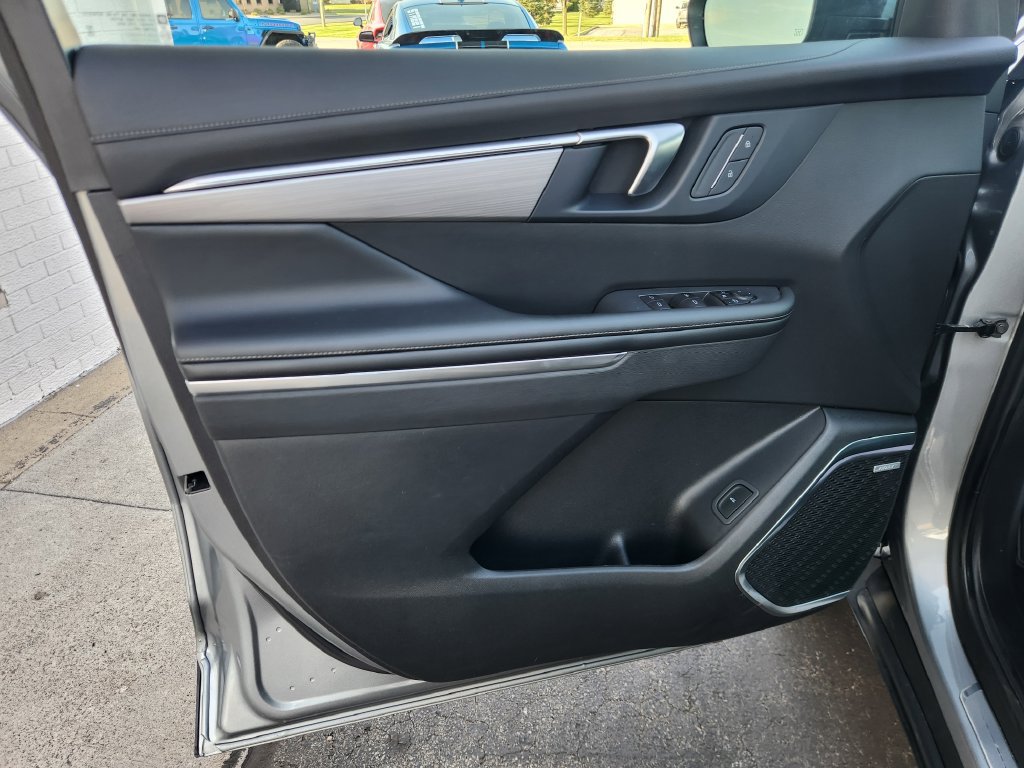 Used 2025 Buick Enclave Preferred AWD/4WD image 27