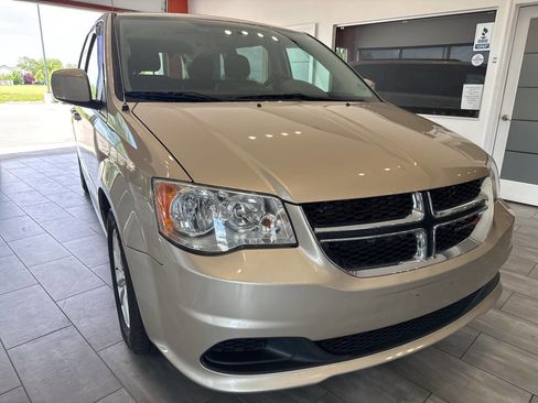 Used 2016 Dodge Grand Caravan SXT w/ Rear Park Assist Package FWD image 1