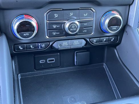 Used 2024 GMC Yukon SLT w/ SLT Luxury Package image 23