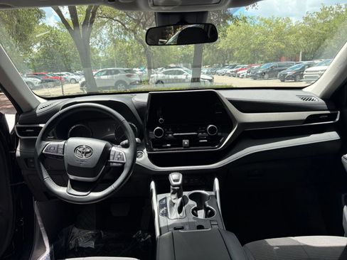 Used 2025 Toyota Highlander LE FWD image 36