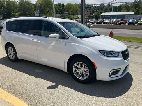 Used 2022 Chrysler Pacifica Touring-L FWD image 4