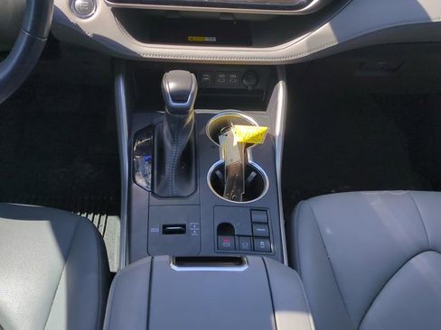 Used 2023 Toyota Highlander XLE image 17