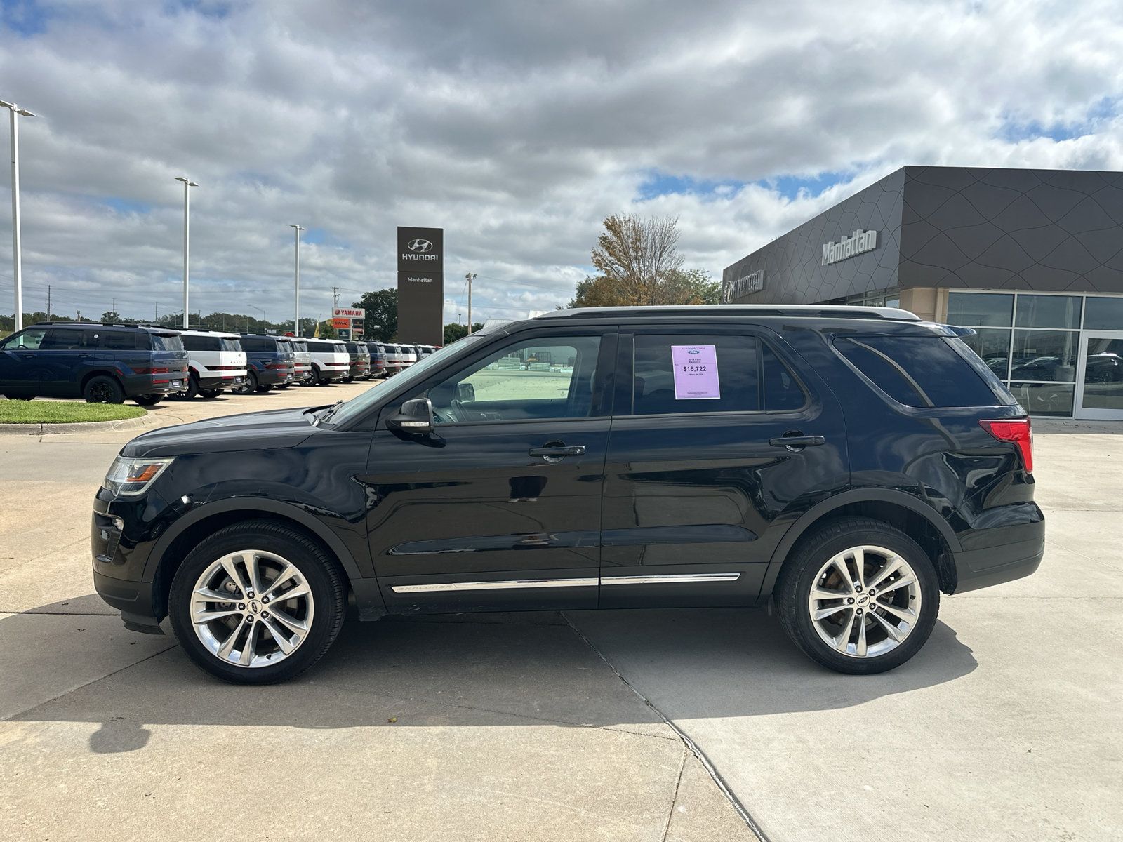Used 2018 Ford Explorer XLT w/ Equipment Group 202A AWD/4WD image 9