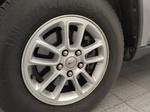 Used 2019 Jeep Grand Cherokee Laredo AWD/4WD image 31