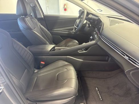 Certified 2025 Hyundai Elantra Limited image 19