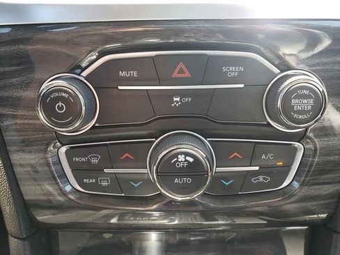 Used 2018 Chrysler 300 Touring L AWD/4WD image 21