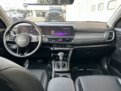 Certified 2025 Kia Seltos EX w/ EX Sunroof Package image 18