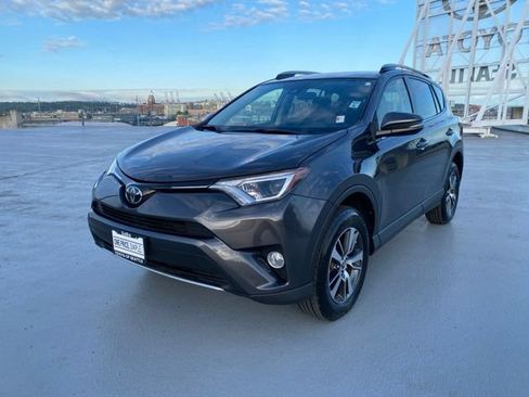 Used 2017 Toyota RAV4 XLE AWD/4WD image 4
