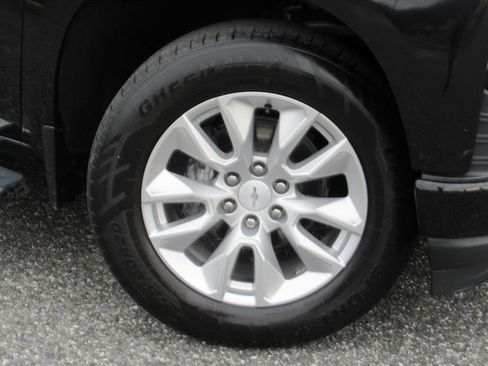 Used 2020 Chevrolet Silverado 1500 Custom w/ Custom Value Package image 9