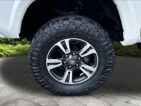 Used 2018 Toyota Tacoma TRD Sport w/ Technology Package AWD/4WD image 8