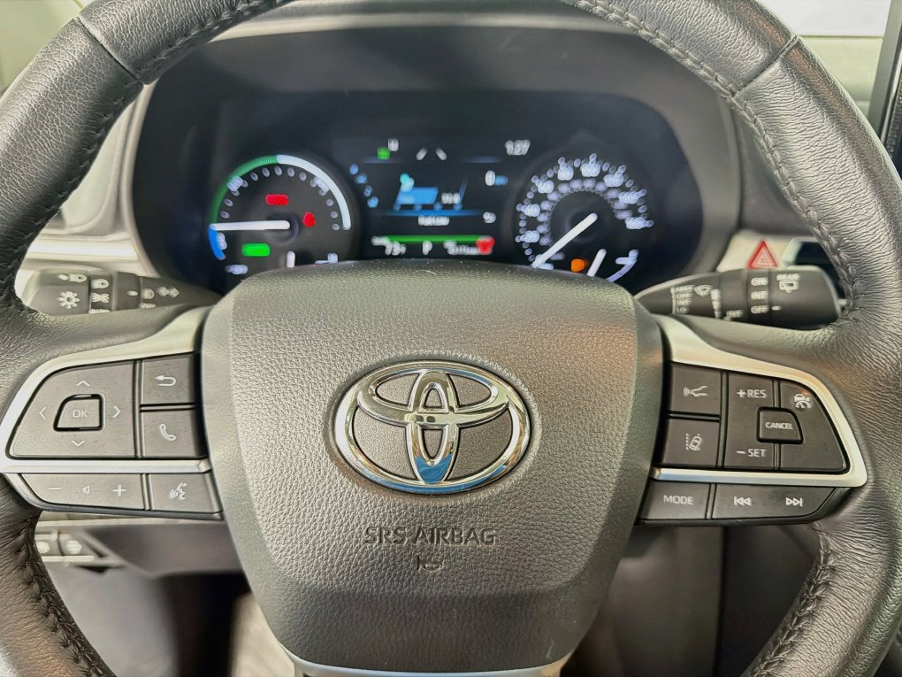 Used 2025 Toyota Sienna XLE FWD image 16
