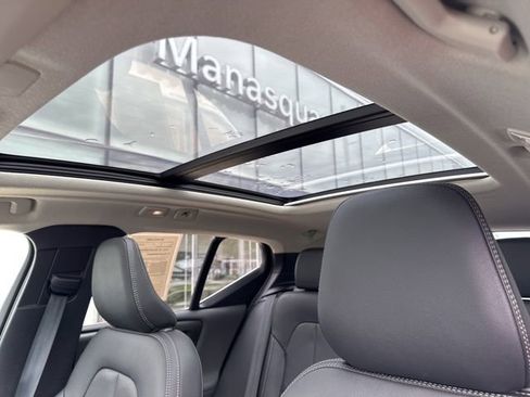 Certified 2025 Volvo XC40 B5 Plus AWD/4WD image 27