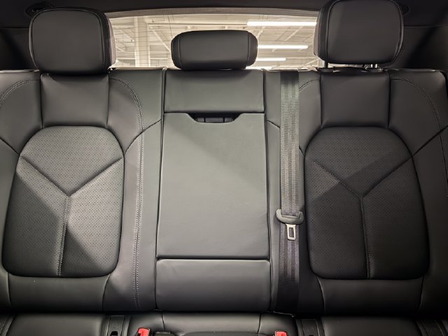 Certified 2026 Porsche Macan AWD/4WD image 32