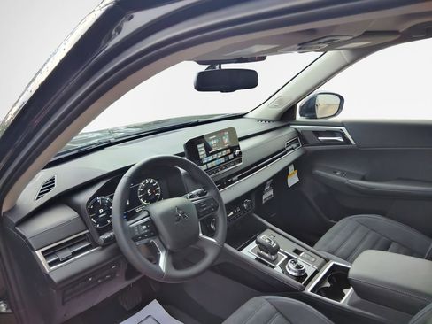 Used 2025 Mitsubishi Outlander SE image 20