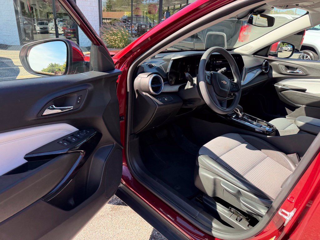 Certified 2025 Chevrolet Trax LT FWD image 17