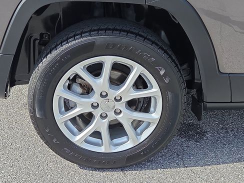 Used 2018 Jeep Cherokee Latitude Plus w/ Comfort/Convenience Group FWD image 7