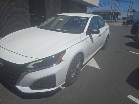 Used 2025 Nissan Altima 2.5 SV FWD image 1