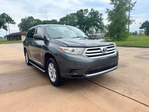 Used 2012 Toyota Highlander FWD w/ Tow Pkg image 9