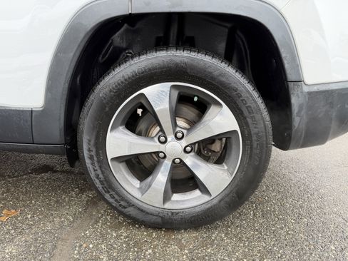 Used 2019 Jeep Cherokee Limited image 9