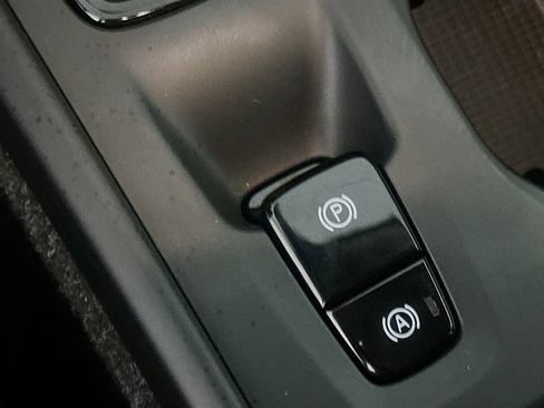 Used 2025 Volvo XC40 B5 Core image 26