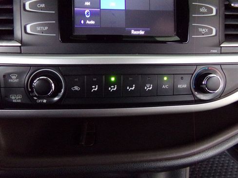 Used 2019 Toyota Highlander LE AWD/4WD image 34