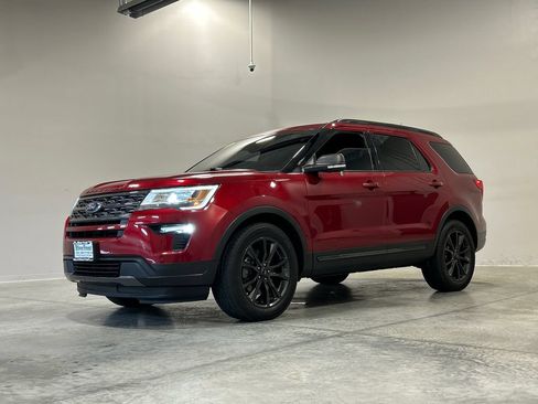 Used 2018 Ford Explorer XLT w/ Equipment Group 202A AWD/4WD image 2