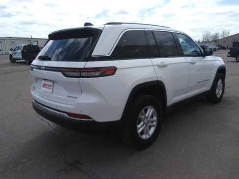 Used 2023 Jeep Grand Cherokee Laredo image 5