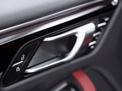 Certified 2025 Porsche Macan image 20