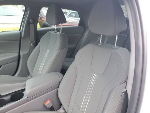 Certified 2025 Hyundai Elantra SEL FWD image 11