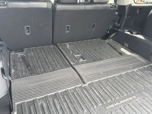 Used 2021 Toyota Highlander Limited FWD image 29