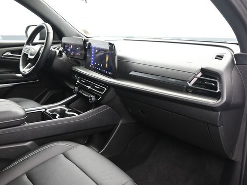 Used 2025 Chevrolet Traverse LT image 16