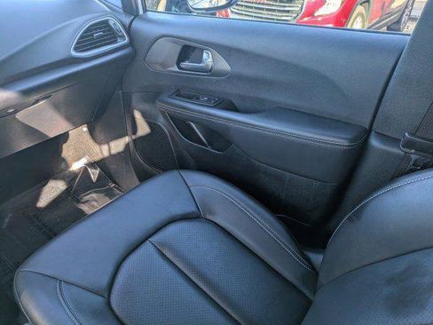 Certified 2025 Chrysler Pacifica Select image 15