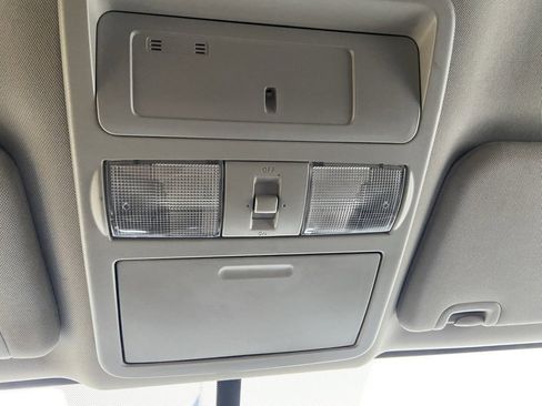 Used 2018 Nissan Titan SV image 21