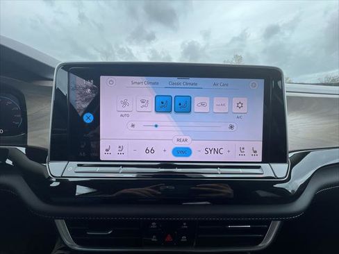 Used 2025 Volkswagen Atlas SE AWD/4WD image 18