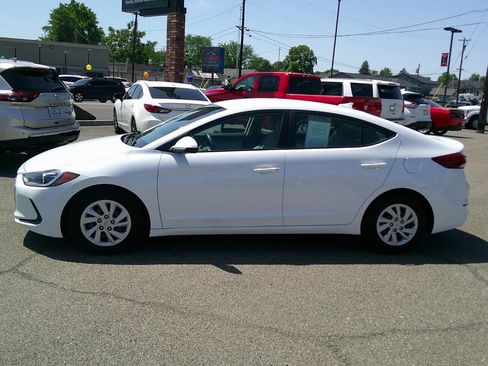 Used 2018 Hyundai Elantra SE w/ SE Connectivity Package 04 FWD image 4