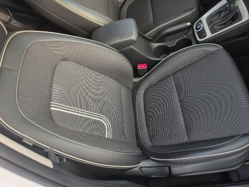 Used 2023 Hyundai Venue Limited w/ Cargo Package image 18