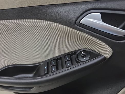 Used 2012 Ford Focus SE FWD image 19