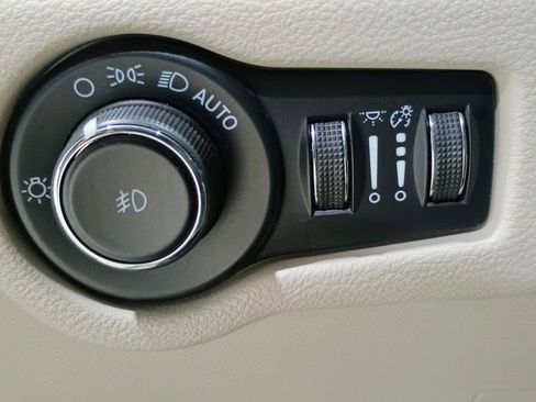 Used 2023 Chrysler Pacifica Limited image 12