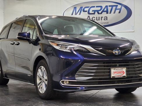 Used 2021 Toyota Sienna Platinum AWD/4WD image 2