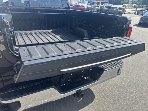 Used 2024 GMC Sierra 1500 SLT AWD/4WD image 23