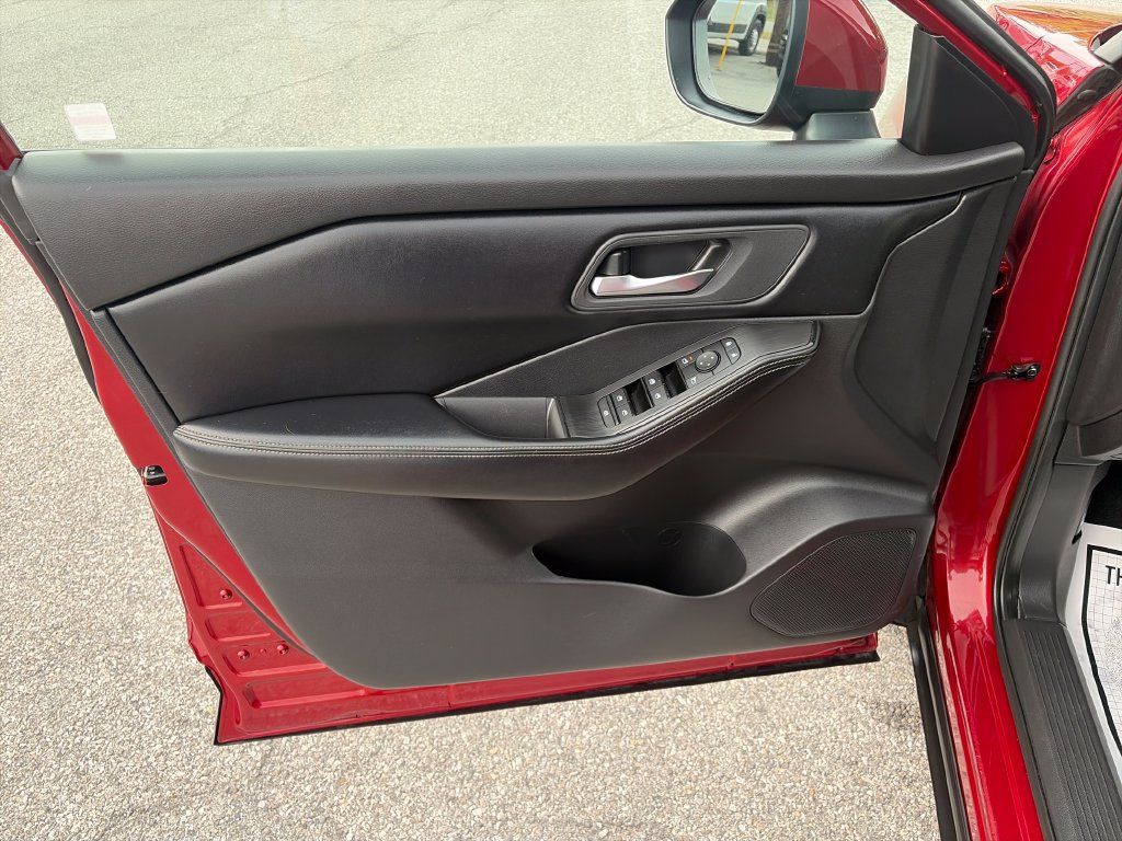 Used 2025 Nissan Rogue SV FWD image 11