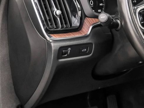 Used 2021 Volvo V60 T5 Momentum w/ Climate Package image 27