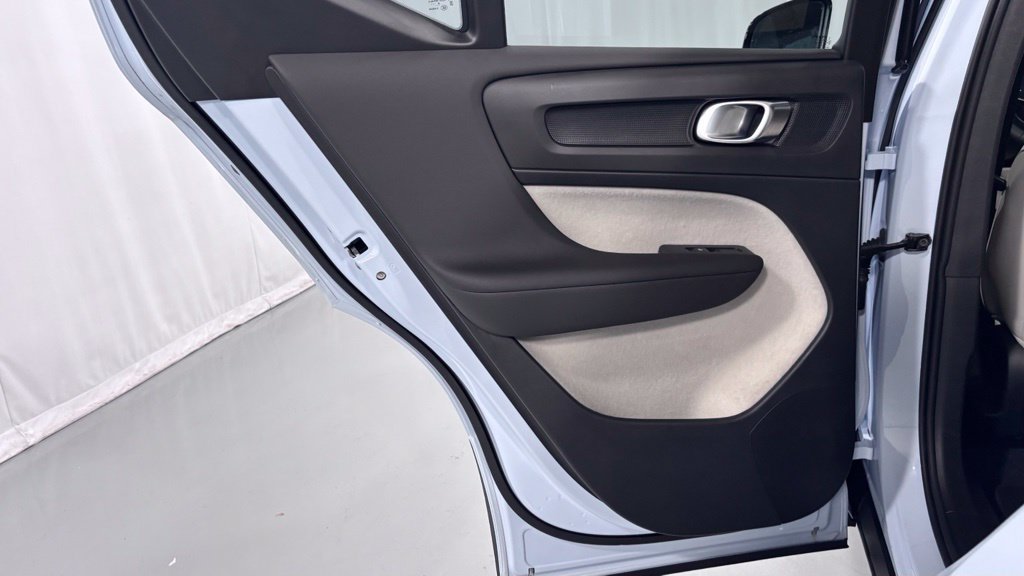 Certified 2026 Volvo XC40 B5 Plus AWD/4WD image 23